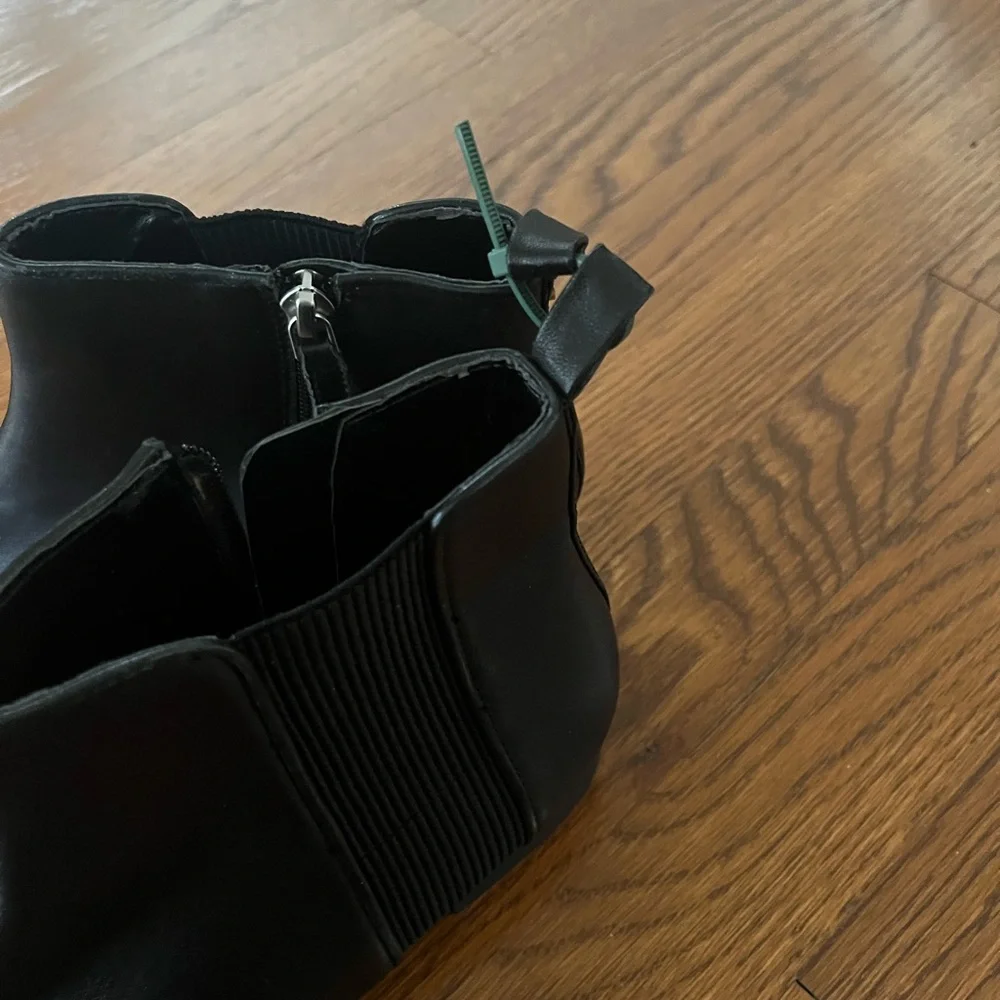 DKNY Talie Chelsea Ankle Boot (leather) - NWOB | sz 6.5 - Picture 4 of 4